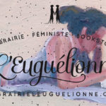 Le logo de l'Euguélionne est superposé par dessus une peinture à l'huile d'une femme qui lit sur la plage.
