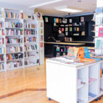 Intérieur de la librairie, cube sur roulettes