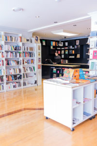 Intérieur de la librairie, cube sur roulettes