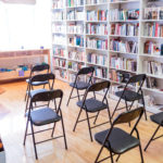 Intérieur de la librairie avec quelques chaises