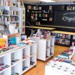 Espace principal de la librairie, avec blocs de livres. ©VivienGaumand