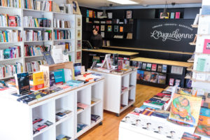 Espace principal de la librairie, avec blocs de livres. ©VivienGaumand