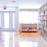 Espace principal de la librairie, avec les cubes dégagés.