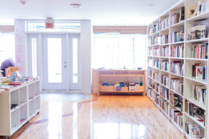 Espace principal de la librairie, avec les cubes dégagés.