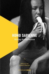 Couverture du livre Homo sapienne de Niviaq Korneliussen. On y voit une personne nue mangeant une banane.