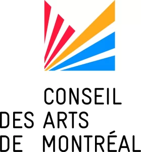 Logo du conseil des arts de Montréal, des lignes de couleur rouges, jaune et bleues sortent d'un point d'horizon en bas à gauche de l'image. Le nom du Conseil des arts de Montréal en noir est placé en dessous.